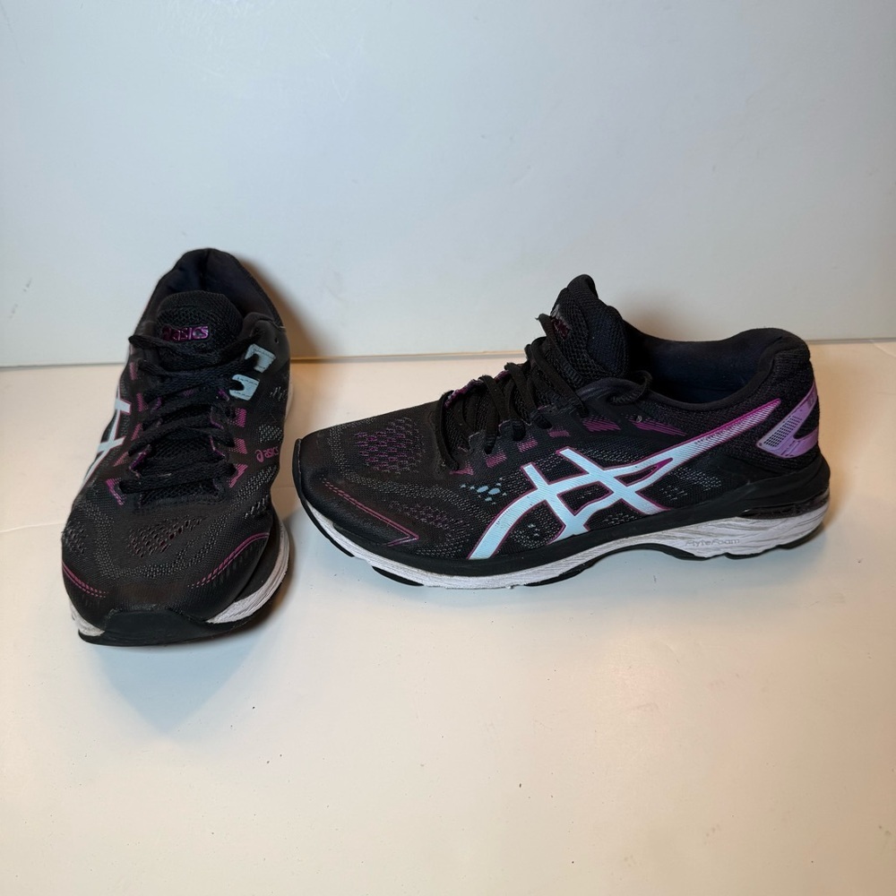 Asics GT-2000 7 in Black/Skylight is a women's running shoe featuring FlyteFoam